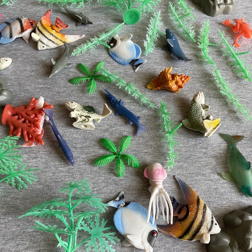 Kids Ocean Toy Set with Green Plants and Multicolor Fish